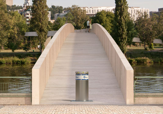 Realizace instalace výsuvných sloupů na Štvanické lávce